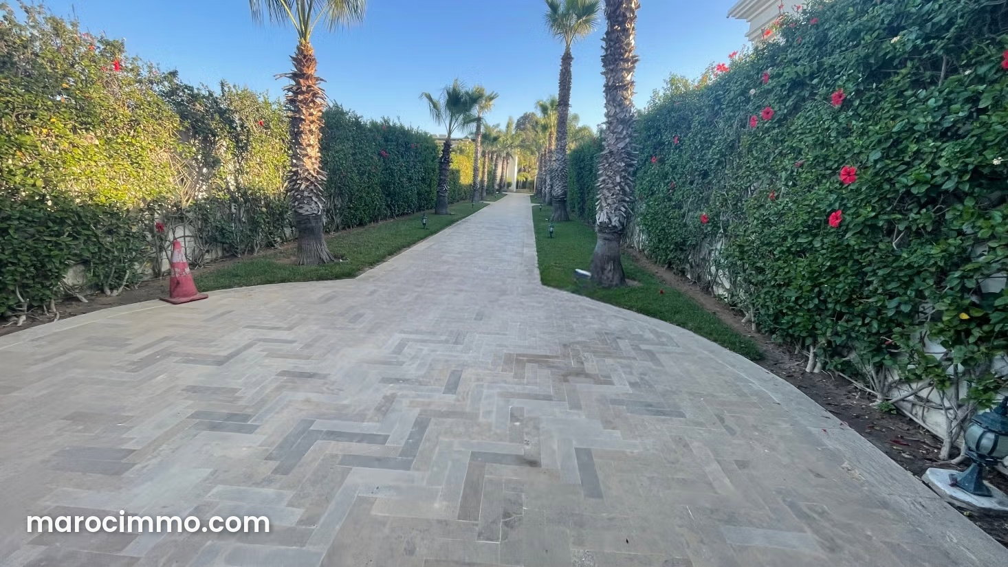 Villa 2000 m² avec piscine et jardin, Souissi, Rabat — Rabat