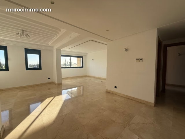 Location d'un appartement à Ville Verte. Surface totale 220 m². Terrasse et ascenseur — 3