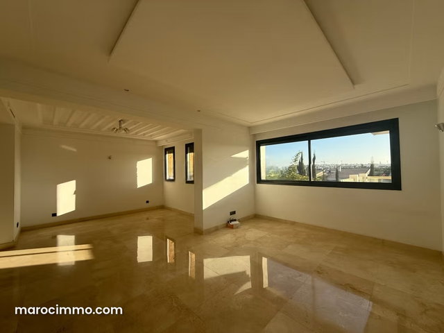 Location d'un appartement à Ville Verte. Surface totale 220 m². Terrasse et ascenseur — 2