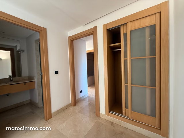 Location d'un appartement à Ville Verte. Surface totale 220 m². Terrasse et ascenseur — 5