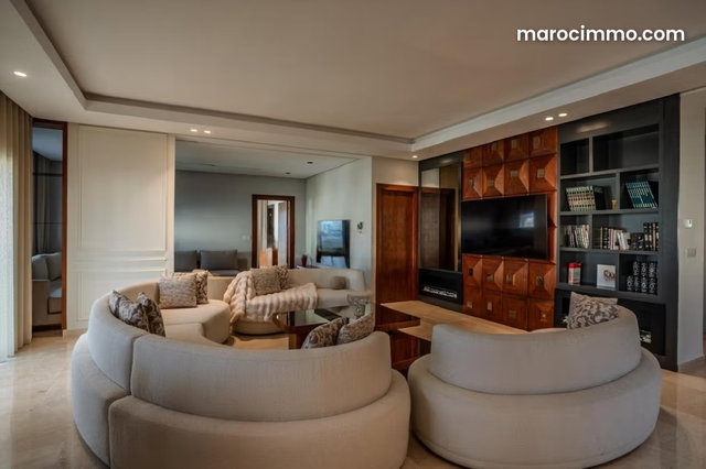 Luxury 260m Apartment in Downtown Area — 2