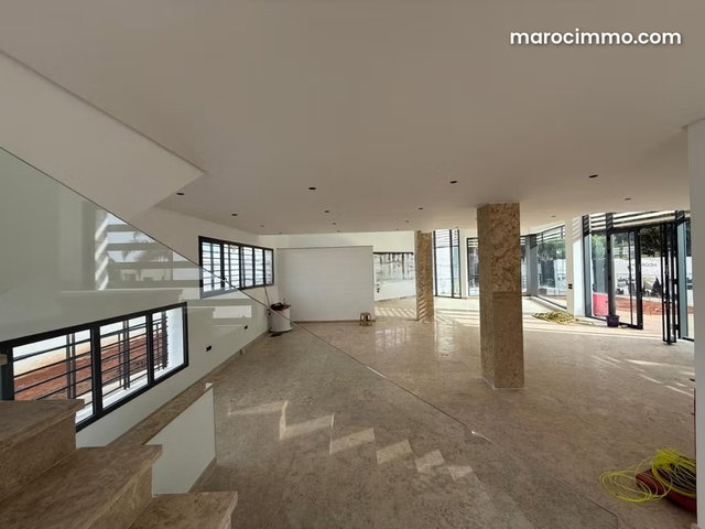Local commercial pour location Agdal. Surface de 1000 m². Porte sécurisée et chauffage central — 4