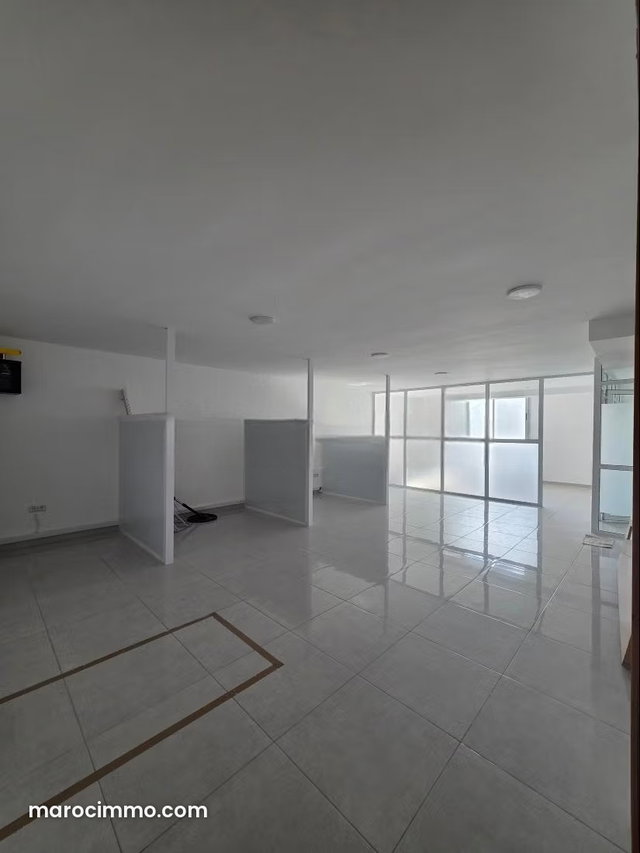 Location de bureaux en Centre. Surface totale 75 m² — 2