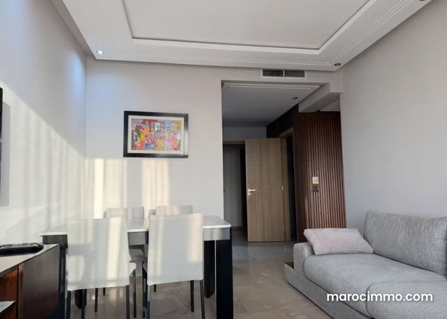Bel appartement joliment meublé entièrement rénové en location longue durée uniquement à Bourgogne — 2