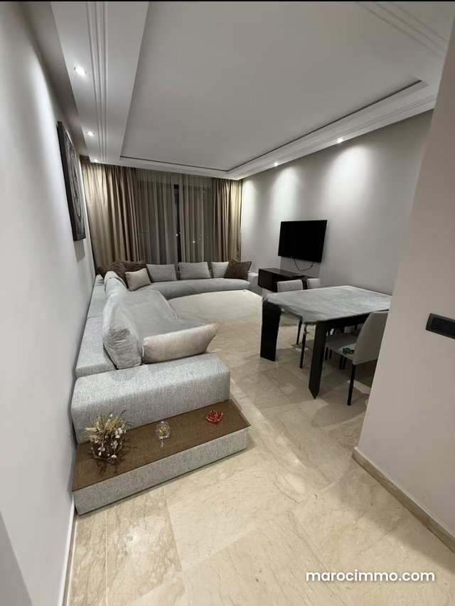 Bel appartement joliment meublé entièrement rénové en location longue durée uniquement à Bourgogne — 3