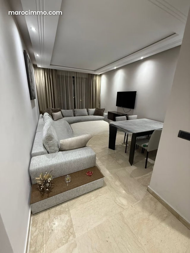 Bel appartement joliment meublé entièrement rénové en location longue durée uniquement à Bourgogne — 4