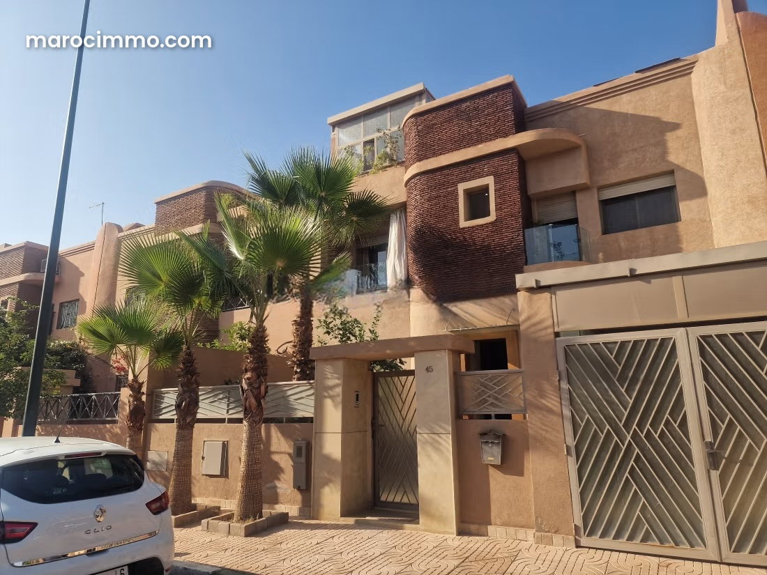 فيلا عصرية بحديقة للبيع بحي أزوزية في مراكش — مراكش