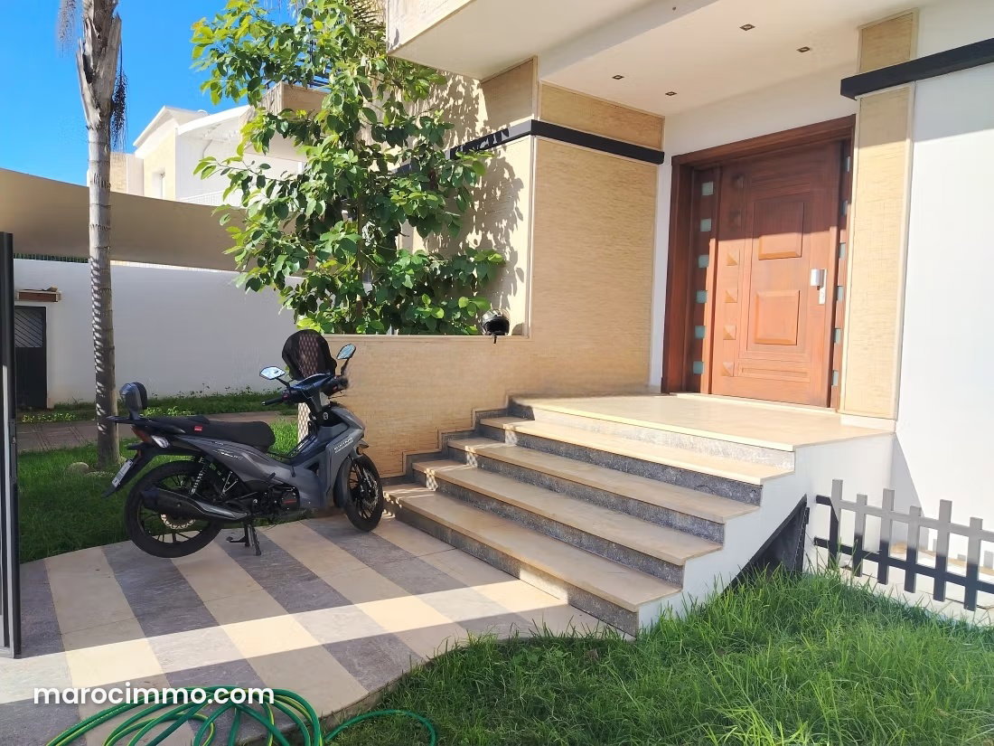 4-Bedroom Villa with Garden and Hammam, Riyad, Rabat — Rabat