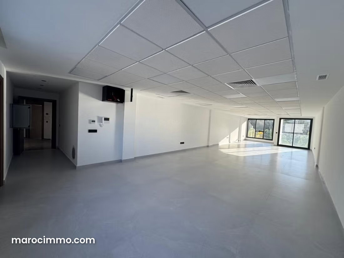 588 m² Office in Oasis, Casablanca: Newly Built Building, Air Conditioning — Casablanca