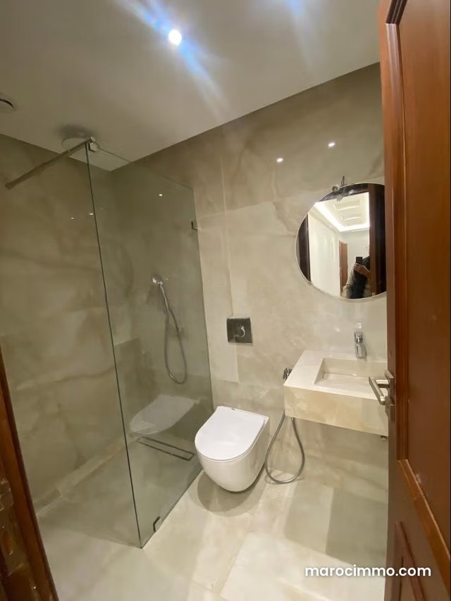 Louez cet appartement à Diour Jamaa. 2 chambres agréables. Terrasse et ascenseur — 5
