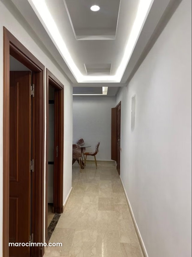 Louez cet appartement à Diour Jamaa. 2 chambres agréables. Terrasse et ascenseur — 4