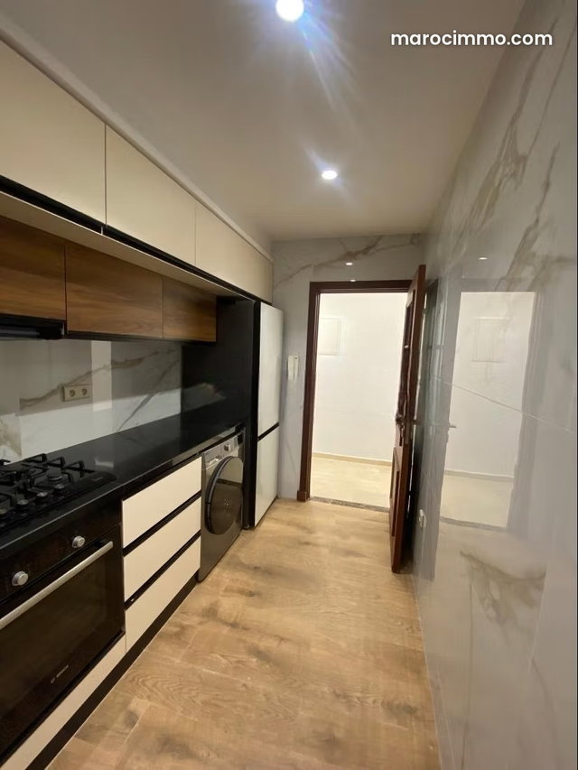 Louez cet appartement à Diour Jamaa. 2 chambres agréables. Terrasse et ascenseur — 3