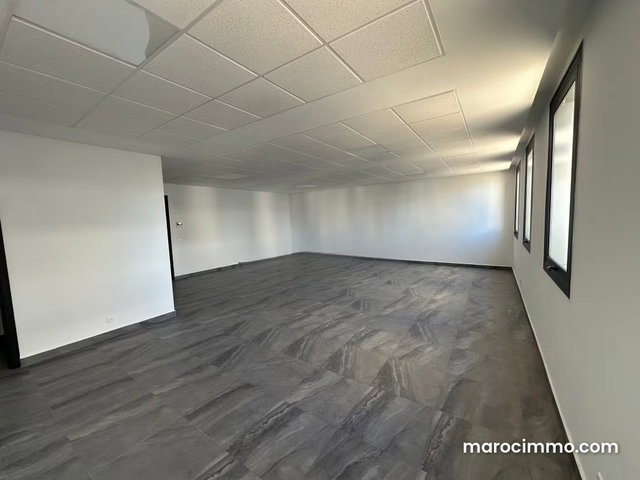 Beaux bureaux à louer à Casablanca Finance City. Superficie 96 m². Double vitrage — 3