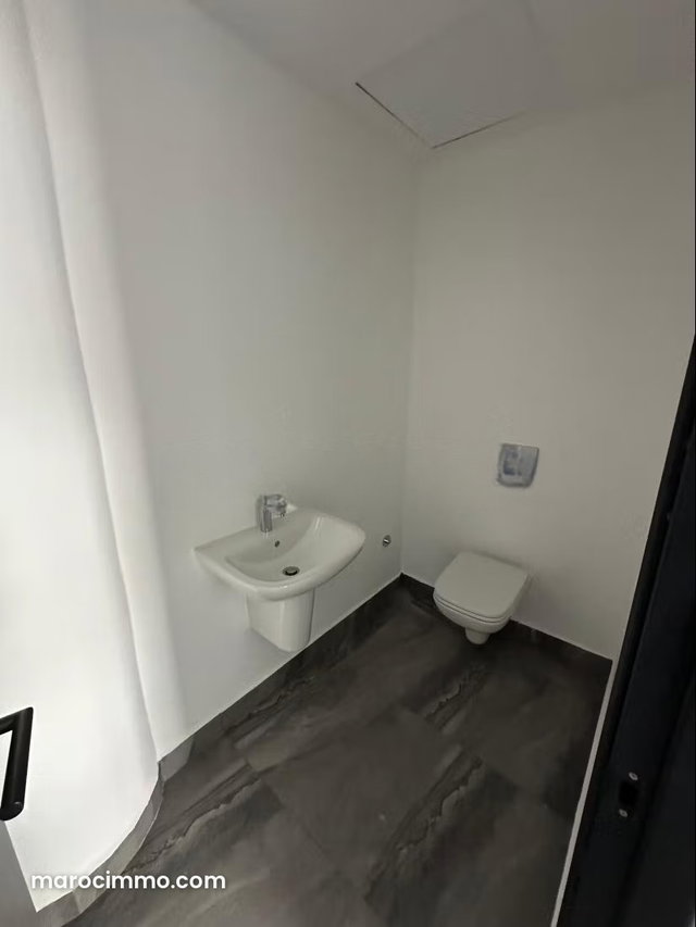 Beaux bureaux à louer à Casablanca Finance City. Superficie 96 m². Double vitrage — 4