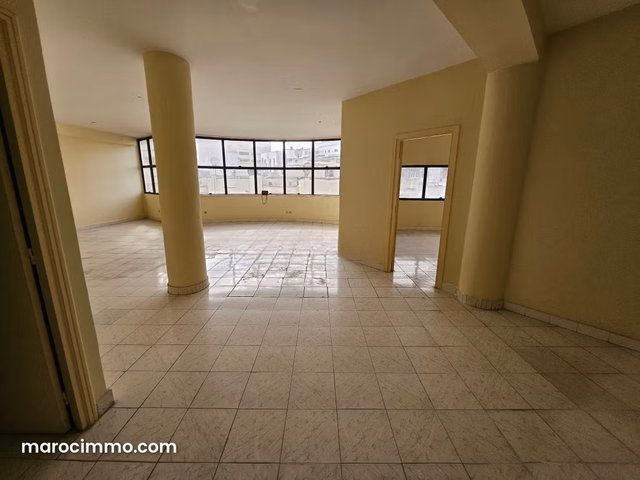 Bureau à vendre en Centre Ville. Superficie 108 m². Concierge — 2