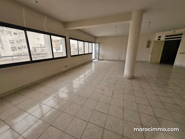 Beau bureau à louer en Centre Ville. Surface de 77 m². Sécurisé 24/24 — 2