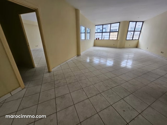 Location de bureaux en Centre Ville. Surface totale 90 m². Résidence avec concierge — 4