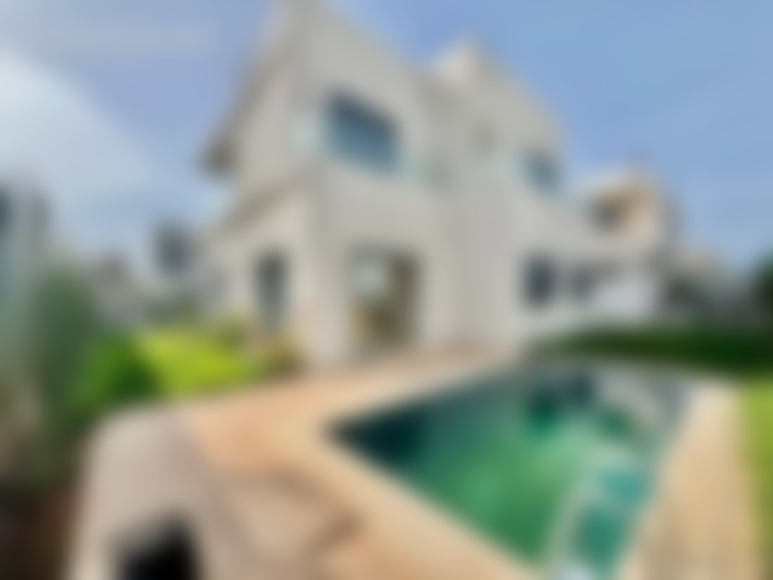Villa 380 m² avec piscine et jardin, Dar Bouazza, haut standing