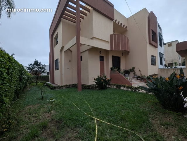 Splendide villa à vendre à Bir Rami Est. 4 belles chambres. Environnement calme avec vue sur la montagne, porte blindée — Kénitra