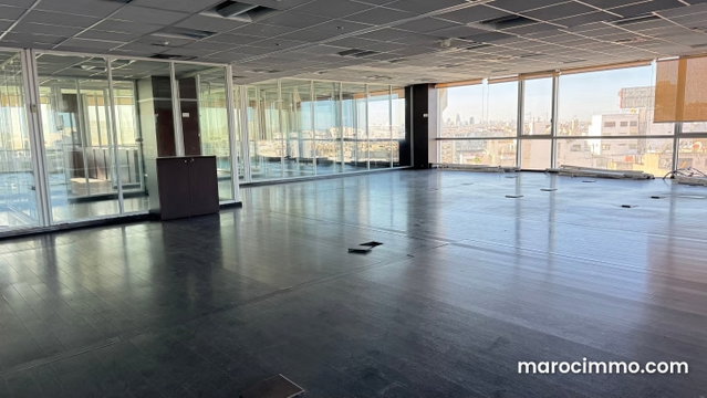 Bureaux en location à TWIN CENTER. Superficie 330 m². Terrasse et ascenseur — 4