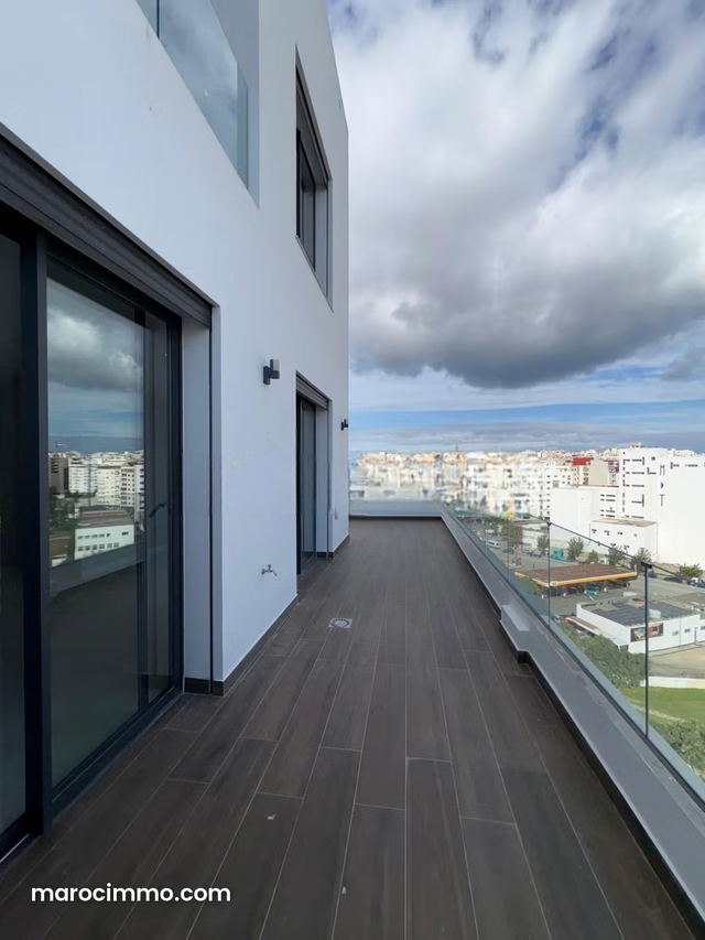 Appartement à louer à Tanger en face rond point souani. 3 pièces confortables. Ascenseur et terrasse — طنجة