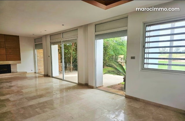 Jolie villa front golf vide à la CGI villa verte — 2