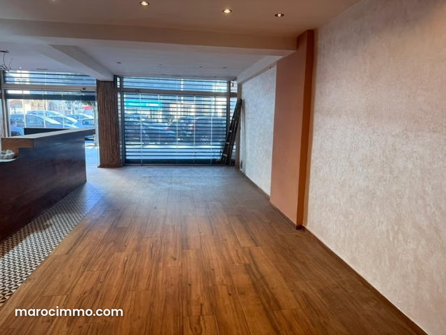 Local commercial aménagé à Vendre avec des bureaux — 2
