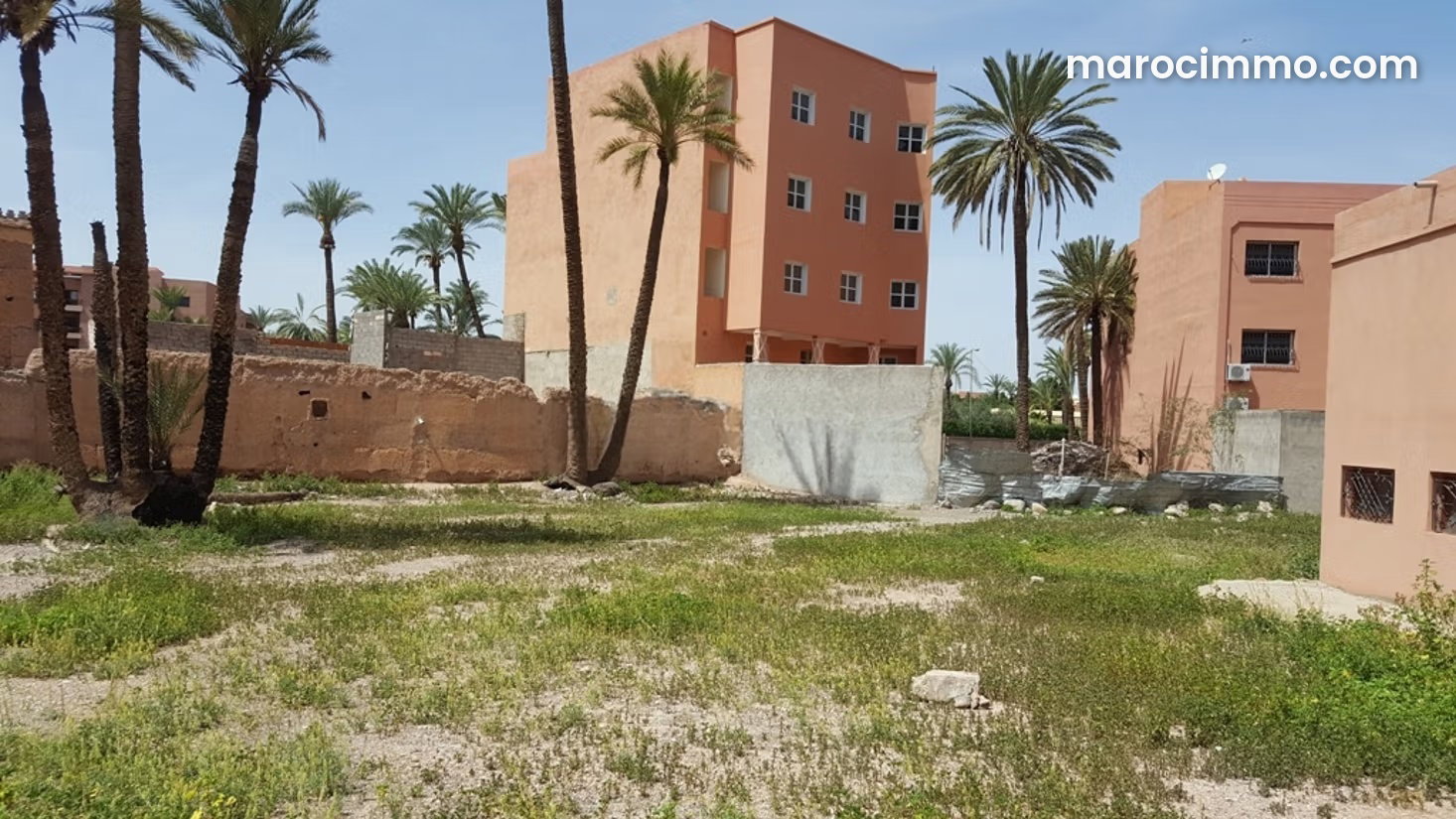 بناية من أربعة طوابق مع حمام للبيع بحي الداوديات في مراكش — مراكش