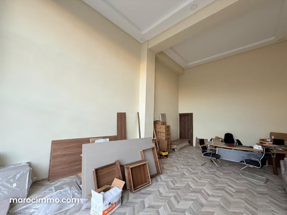 محل تجاري رحب للإيجار بحي بالمير في الدار البيضاء — الدار البيضاء