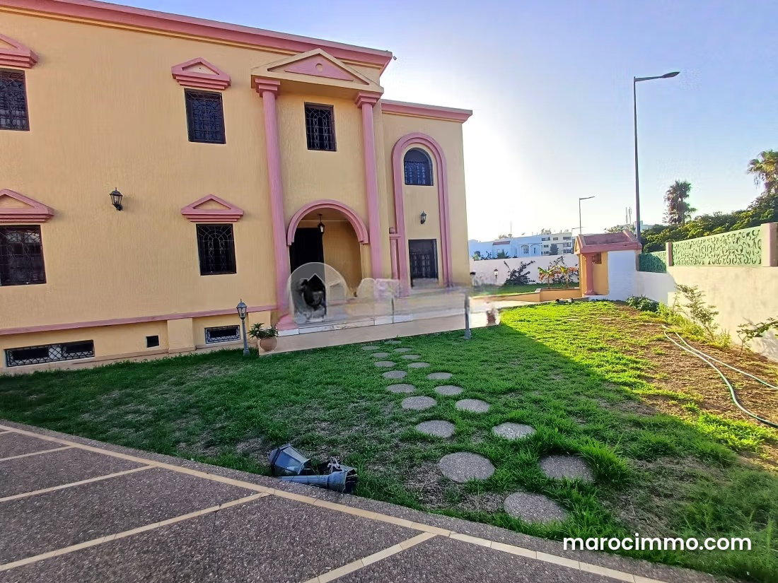 751 sqm Villa to Renovate, Riyad, Rabat: Generous Space and Potential — Rabat