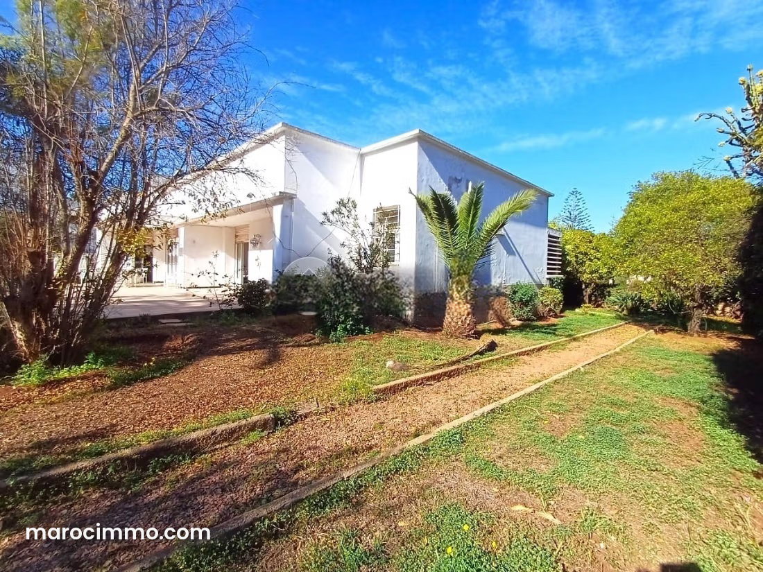 Villa on a 1,802 m² plot to renovate, California district, Casablanca — Casablanca