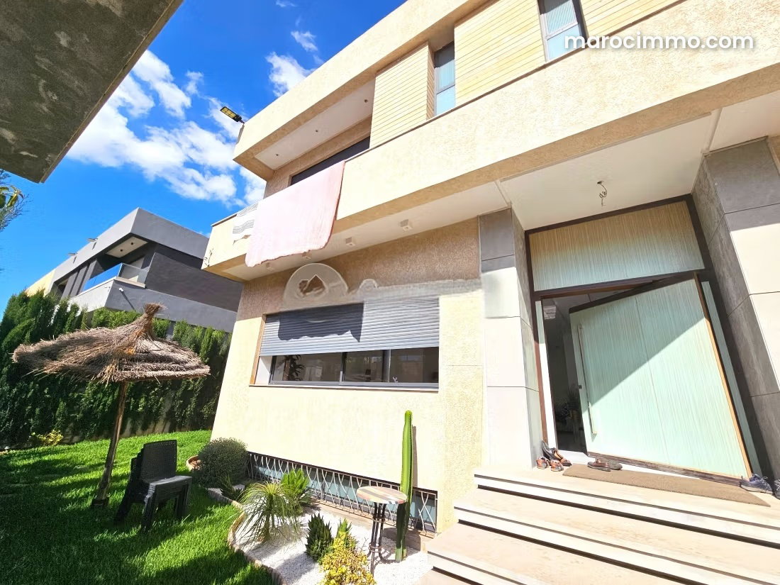351 sqm Villa, 5 Bedrooms, Garden and Garage in Central Bouskoura — Bouskoura