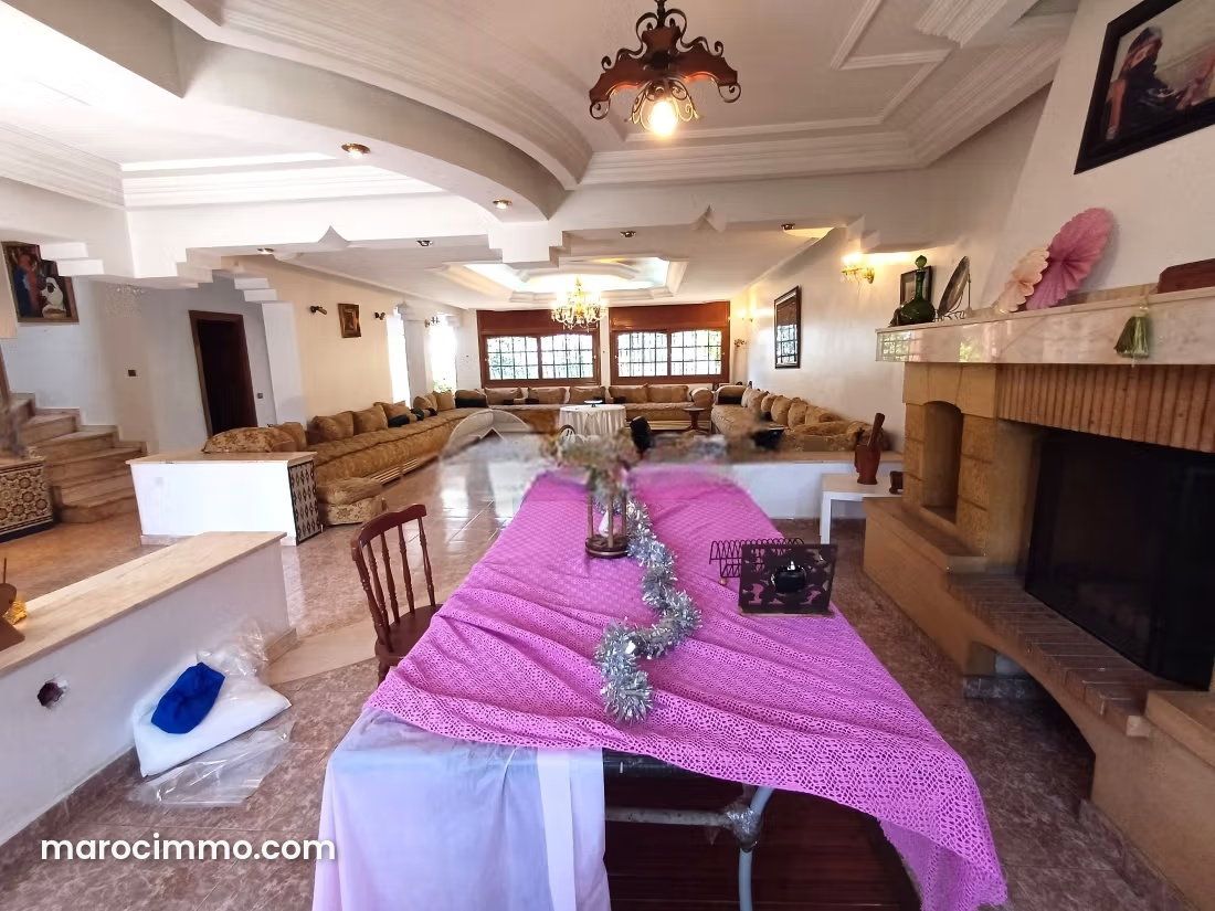 Villa à rénover à Sidi Maarouf, Casablanca, piscine et jardin — Casablanca