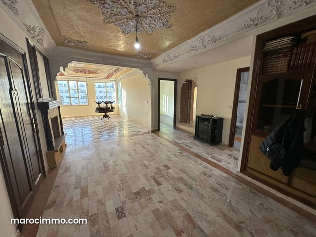 Bel appartement à vendre à Les Hôpitaux. 3 chambres. Service de concierge, cheminée — 2