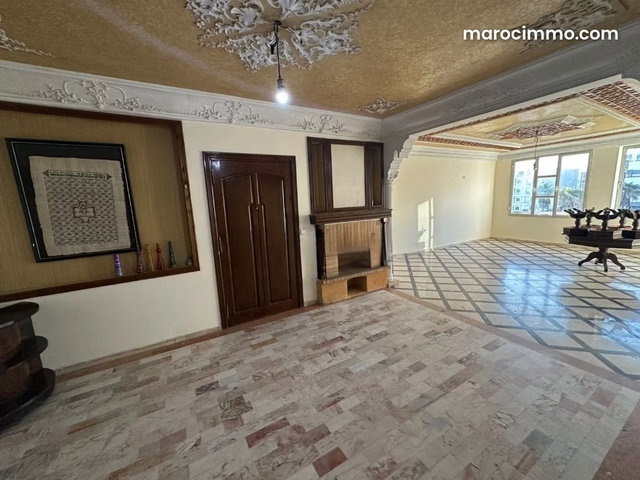 Bel appartement à vendre à Les Hôpitaux. 3 chambres. Service de concierge, cheminée — 3