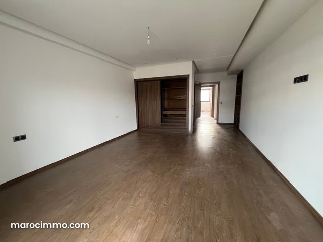 Vend appartement à Souissi. 3 chambres — 4