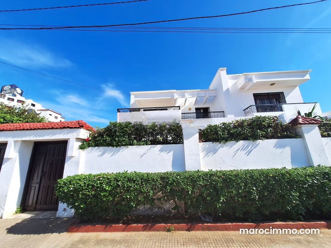 625 m² Villa to Renovate in Racine, Casablanca, with Garden — Casablanca