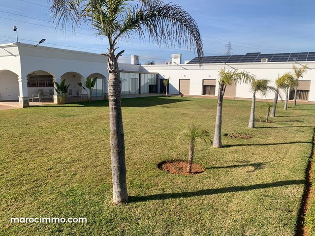 Villa récente 13000m2 à bon prix à l'avenue MVI — 2