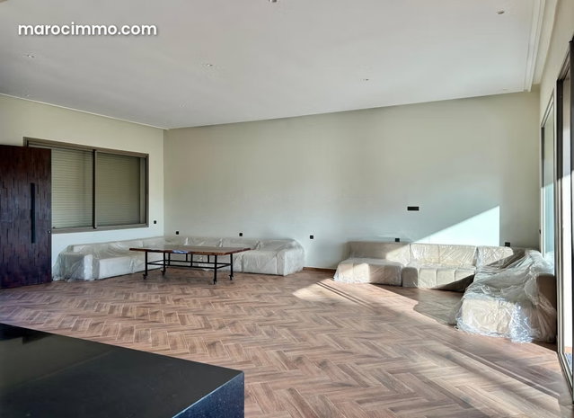 New Luxury Villa for Sale in Excellent Condition — 4