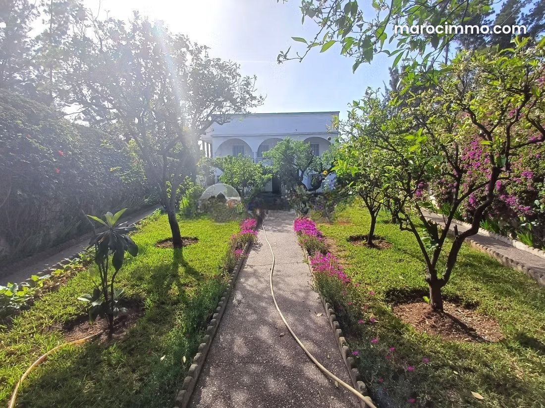 1,055 m² Villa to Renovate, Polo District, Casablanca — Casablanca