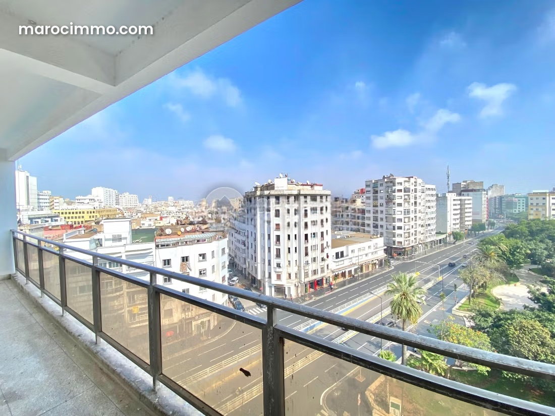 Bureau 173 m² Casablanca Finance City, dernier étage avec terrasse — Casablanca