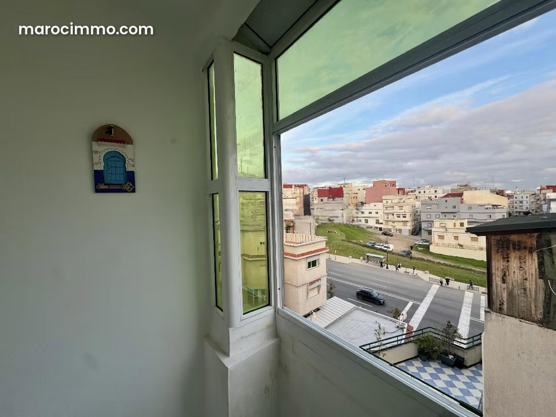 شقّة مشرقة بشرفة للبيع في بل إير فال فلوري طنجة — طنجة