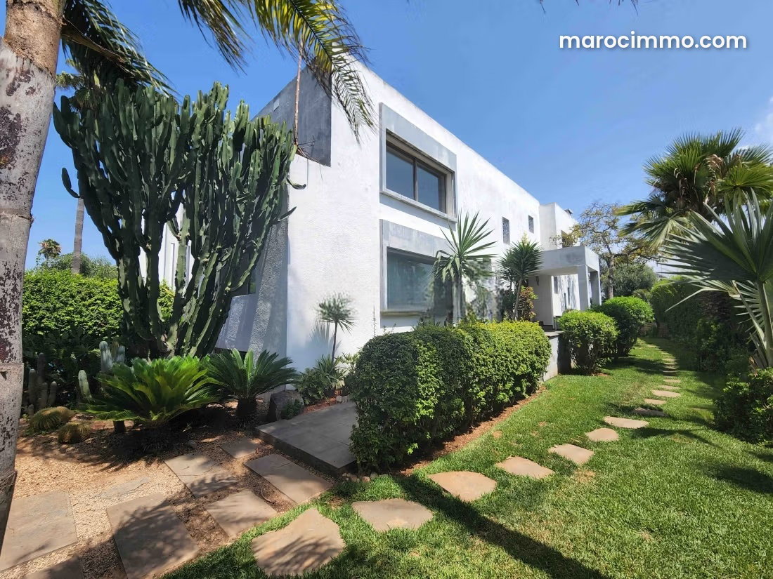 Local commercial 900 m², C.I.L, Casablanca, showroom ou bureaux — Casablanca