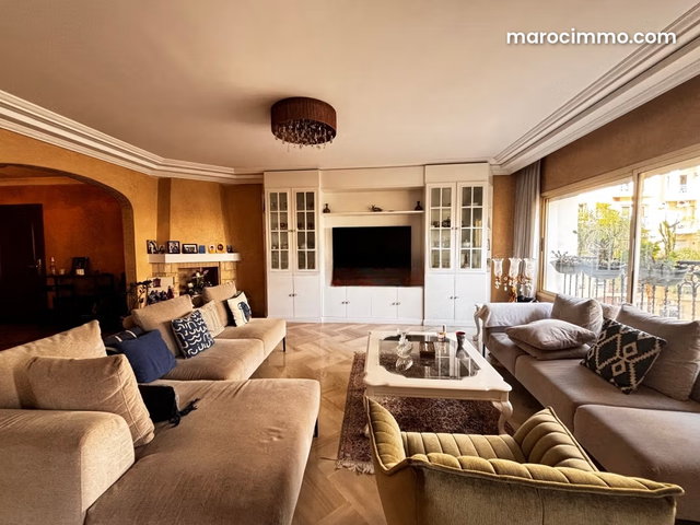 Elegant 3-Bedroom Apartment in Racine — 4
