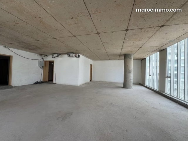 Plateau de bureau à louer à CFC — 2