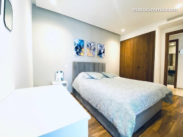 Studio meublé moderne à palmier — 3