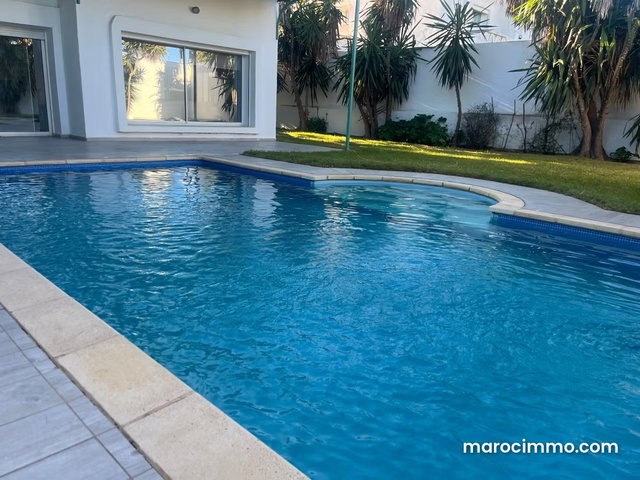 Ain Diab in a secure residence, vacant villa for rent. 4 comfortable rooms. Elevator, Pool and beautiful garden — 2