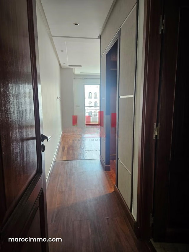 Bel appartement en location à Triangle d'Or. 2 chambres. Parking et ascenseur — 3