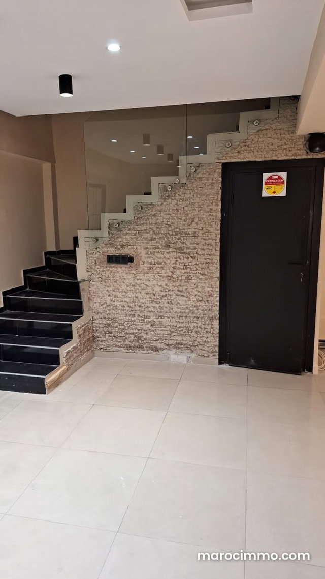 Local commercial à louer à Gauthier. Surface de 260 m². Porte blindée et résidence sécurisée — 3