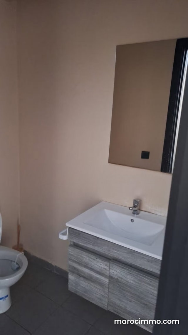 Local commercial à louer à Gauthier. Surface de 260 m². Porte blindée et résidence sécurisée — 2